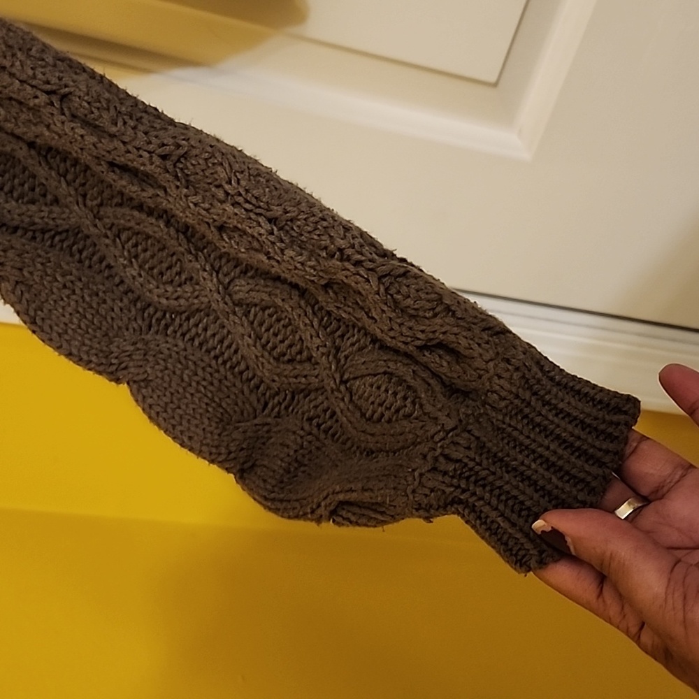 Moon & Madison Cropped Cable Knit Sweater - Picture 3 of 7